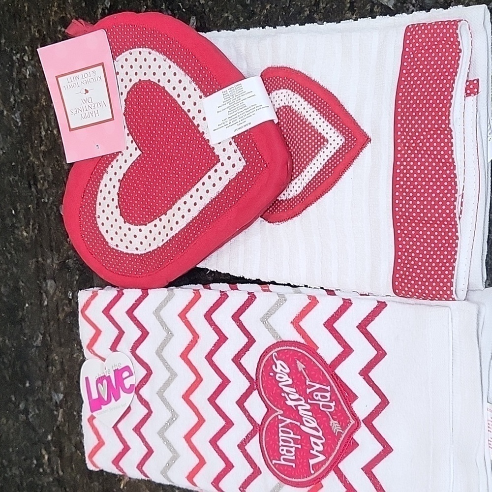 NWT 2 Packs Of Kitchen Towels 3 Towels 1 Pot Holder, Hearts, Valentine's Day
